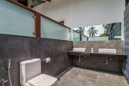 Six-Bedroom House image 10