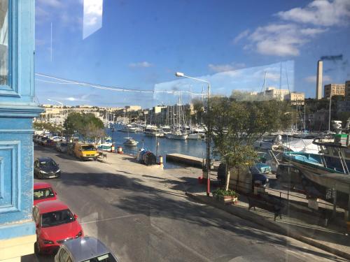 Seafront apartment between Valletta and Sliema