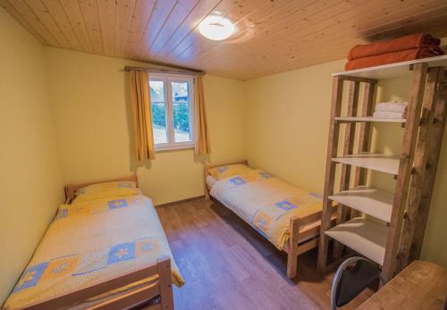 2 twin beds
