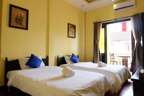 2 twin beds