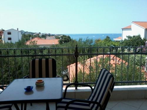 Apartment in Ražanj with Seaview, Terrace, WIFI (3743-1) – khách sạn tại Razanj