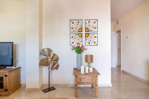 2261-Superb apt on the beach, on Duquesa harbour, Манильва (фото 10)