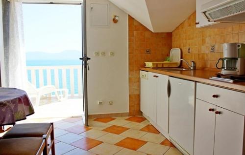  Apartment in Brist with Seaview, Terrace, Air condition, WIFI (3772-8) in Brist