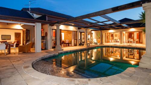 Swimming pool, Manor 38 Hotel in Port Elizabeth