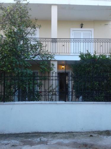  Dora's house between the airport & Rafina's Port, Ferienwohnung in Artemida