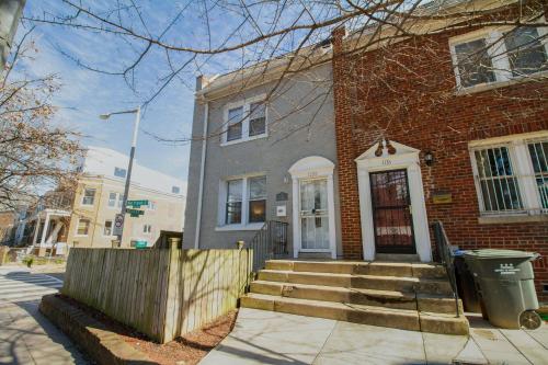 B&B Washington D.C. - The Gray Corner House by Gallaudet 3 BR 2 BA - Bed and Breakfast Washington D.C.