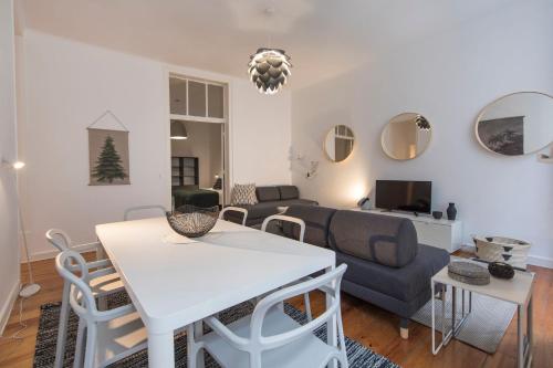 LovelyStay - Spacious 2BR Downtown - 5 min to River - image 5