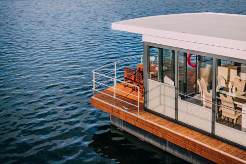 Exterior view of Calanthe - DAS HAUSBOOT