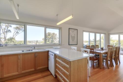 Gippsland Region Foreshore 4-Star Single Room restaurant