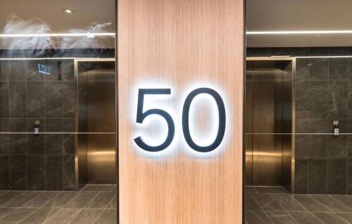 Lvl 50 Skytower Fabulous Views CBD Wifi Carpark by Stylish Stays