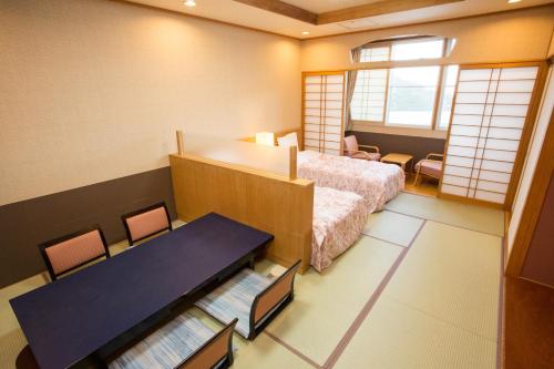 room detail thumbnail 1