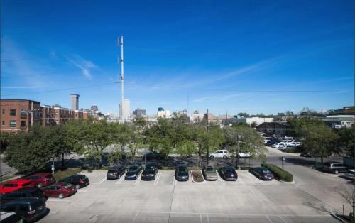 Spacious 4BD Luxury Penthouse with Balcony