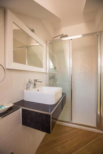 Villa Flores Room with Balcony - image 7