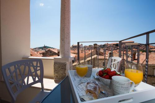 Villa Flores Room with Balcony - image 3