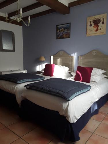 2 twin beds