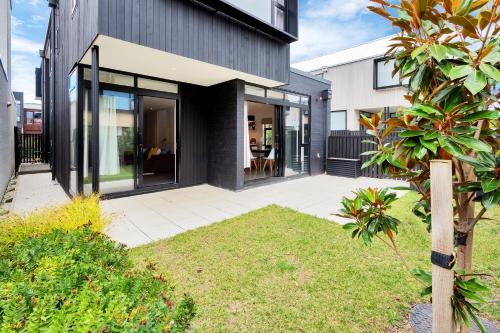 花園, Blissful Breeze Townhouse with Parking and Patio in 賀生維爾