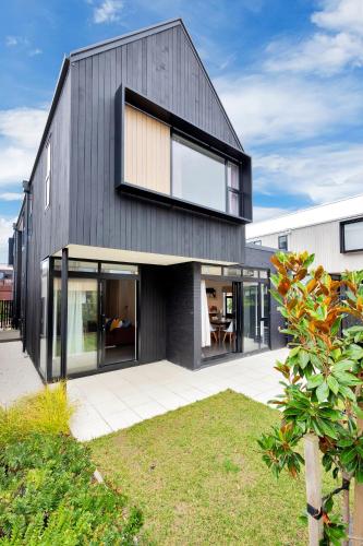 Blissful Breeze Townhouse with Parking and Patio - Auckland