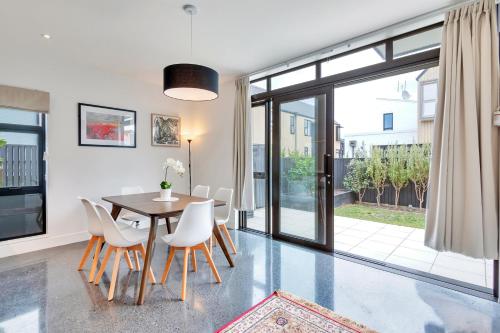 شرفة/ تراس, Blissful Breeze Townhouse with Parking and Patio in هوبسونفيلي