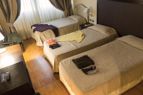 3 twin beds