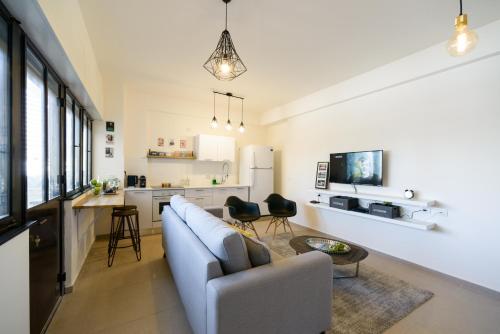 . 16 HaRakevet Street - By Beach Apartments TLV