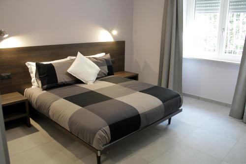 1 queen bed, 1 twin bed