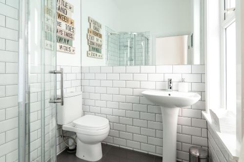 Park House - Large 3 Bedroom Victorian House, 10 Mins from Manchester, Манчестер (фото 9)