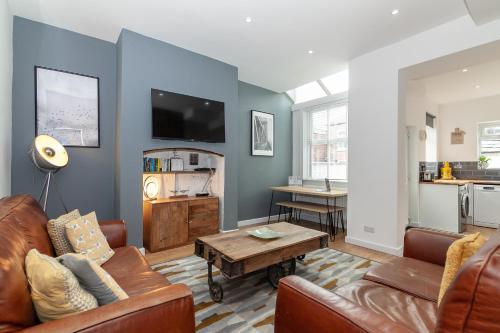 Park House - Large 3 Bedroom Victorian House, 10 Mins from Manchester 2
