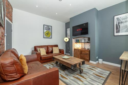 Park House - Large 3 Bedroom Victorian House, 10 Mins from Manchester, Манчестер