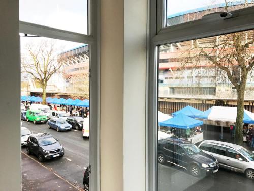 1 Fitzhamon Embankment APARTMENTS opposite Principality Stadium - free parking nearby - LONG STAY OFFER - newly redecorated March 2024