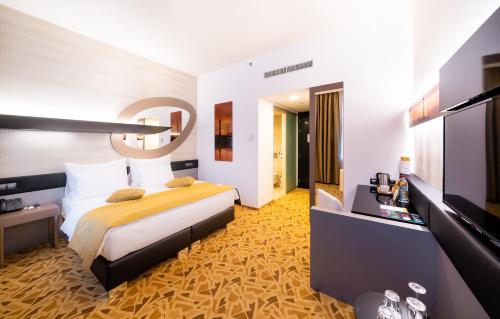 Deluxe Double Room image 6