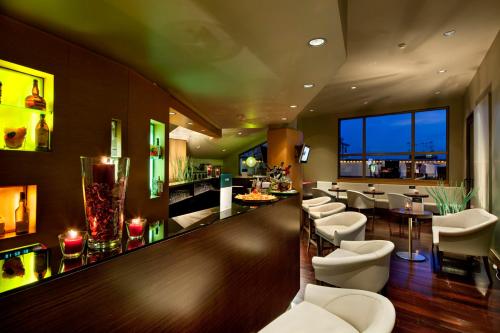 Bar/lounge, UNAHOTELS Napoli in Naples