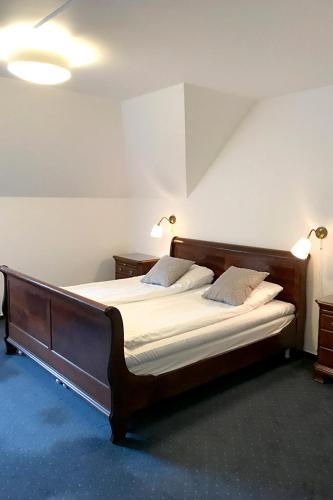 2 twin beds, 1 sofa bed