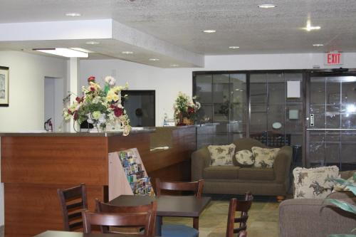 Lobby, Days Inn & Suites by Wyndham Needles in Needles (CA)