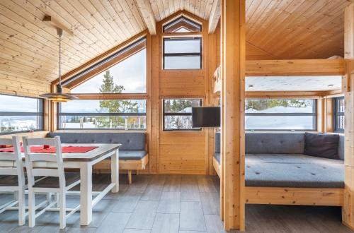 2 bedrooms, 5 beds