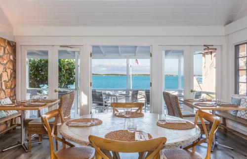 Restaurant, Peace and Plenty Resort in Victoria Habour