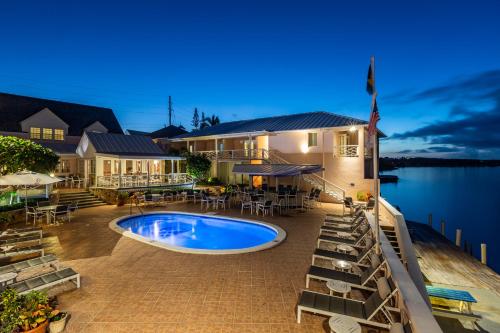 Vue, Peace and Plenty Resort in Victoria Habour