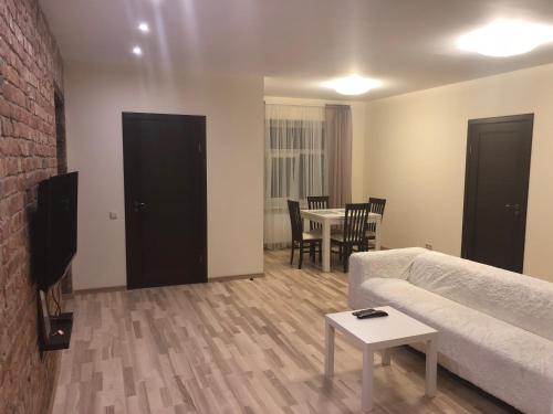 Riverside Embassy apartment 2. Spacious/free parking, Riga (foto 2)