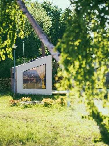 One-Bedroom Cottage with lake view