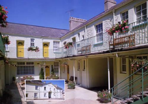 Trinity Mews, Торки