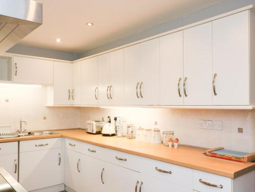 3 bedrooms, 5 beds