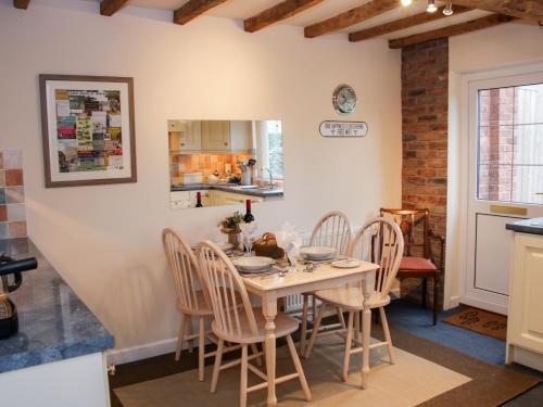Cream Door Cottage in Hartlebury