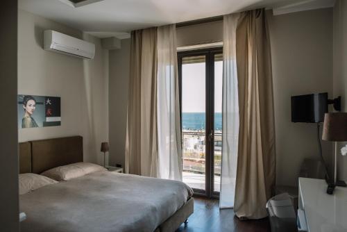 B&B Hotei, Katánie