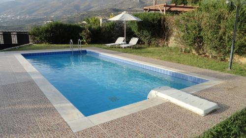 Villa with a pool in Lefkogia