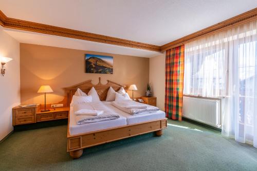 1 queen bed, 1 sofa bed