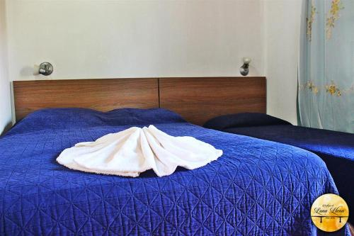 2 bedrooms, 6 beds