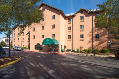 Guest Inn & Suites - Midtown Medical Center