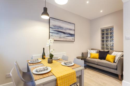 Stylish Town Centre House - 300Mbps, Parking & Sunny decking in Talbot and Branksome Woods