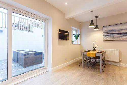 Stylish Town Centre House - 300Mbps, Parking & Sunny decking in Talbot and Branksome Woods