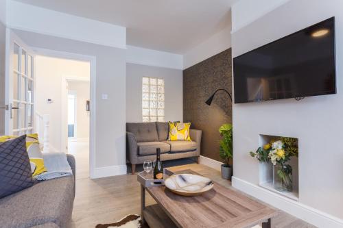 Stylish Town Centre House - 300Mbps, Parking & Sunny decking in Talbot and Branksome Woods