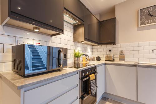 Stylish Town Centre House - 300Mbps, Parking & Sunny decking in Talbot and Branksome Woods